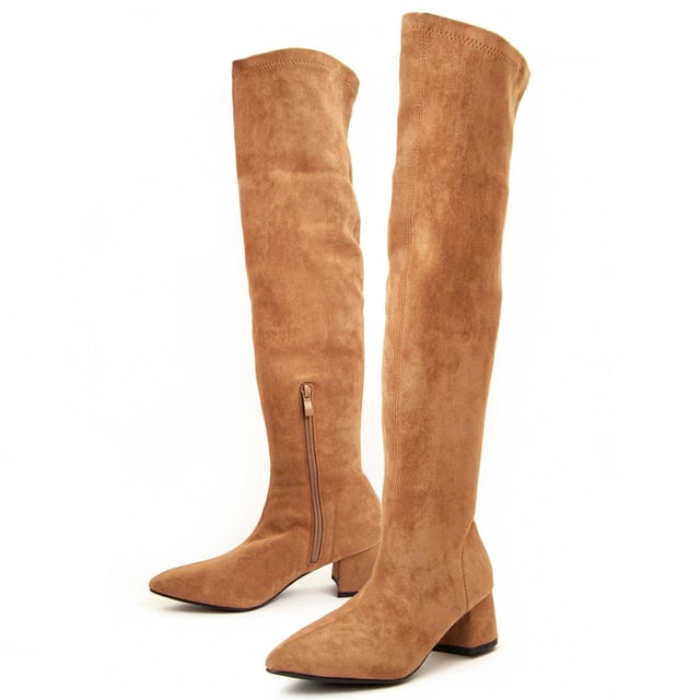 Hakkenlaarzen voor dames. Comfortabele pasvorm. Gemaakt van vegan materialen. Gemaakt door andere merken voor ons merk. Ongeveer afmetingen: 5 cm hak, 48 cm schachthoogte en 12 cm schachtbreedte.