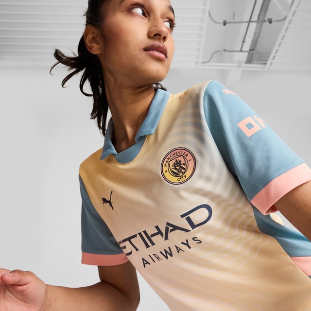 PRODUCT STORY: Marking 30 years of Definitely Maybe, its Definitely City. Co-designed by Noel Gallagher, a lifelong Man City fan, the 24/25 Fourth Kit pays homage to an album that defined an era. Worn exclusively in European competition, featuring a design that draws from the iconic album cover, you know this jersey is ready to rock on the biggest stage. FEATURES & BENEFITS: dryCELL: Performance technology designed to wick moisture from the body and keep you free of sweat during exercise; As part of the RE:FIBRE program, this garment is made of at least 95% recycled material from textile waste and other used materials. DETAILS: Regular fit; 170gsm, double face jacquard; Crew neck; Short sleeves; Official team branding. Our model is 171 cm tall and is wearing size S UK.