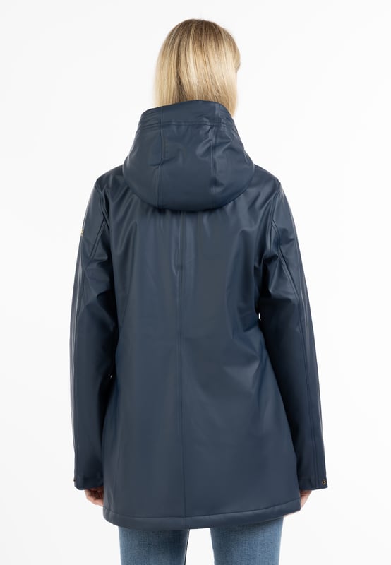 Die mit Webpelz gefütterte Regenjacke von Schmuddelwedda ist die perfekte Antwort auf Kälte und Nässe. Ihr Obermaterial ist beschichtet und alle Nähte sind komplett versiegelt, was dem trendigen Friesennerz eine Funktionalität beschert, die sich bei Wind und Wetter bewährt hat. Für wohlige Wärme sorgt ein Innenfutter aus weichem Webpelz, das sich auch in der Kapuze wiederfindet. Apropos Kapuze: Die schicke Kordel mit bunten Enden und Quasten ist ebenso ein Eyecatcher wie die aufwendig geprägten Accessoires. Der für Schmuddelwedda typische Regenschirm-Print ziert die Brust, der Markenname den Oberarm.  Regenjacke mit Webpelzfutter