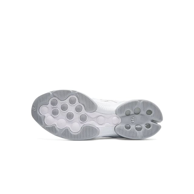 El patrimonio impulsado y inspirado en el rendimiento, la zapatilla Gel-Quantum Infinity ™ Jin hace referencia al linaje en evolución de la serie Gel-Kinsei ™. Diseñado con una parte superior de malla para una flexibilidad y ventilación perfecta, esta silueta también cuenta con un diseño U-Throat que ayuda a crear un ajuste similar a un calcetín. Tomando prestada la tecnología de sistema avanzada Trusstic ™ de la zapatilla Gel-Kinsei ™ para mejorar la estabilidad de la entresuela, este zapato también implementa nuestro sistema de amortiguación de tecnología Gel® en el talón para mejorar la comodidad. Además, este componente avanzado se representa con una aplicación brillante que parece que ha sido sumergida en agua. Haciendo referencia al Rich ASICS Heritage en el rendimiento, la zapatilla Gel-Quantum Infinity ™ Jin continúa empujando los límites para el progreso de la marca en diseño y comodidad.
