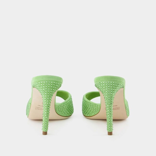 Estos mules de Paris Texas se inscriben en la tendencia del tacón de gatito, con este par en tonos pastel y punta afilada.