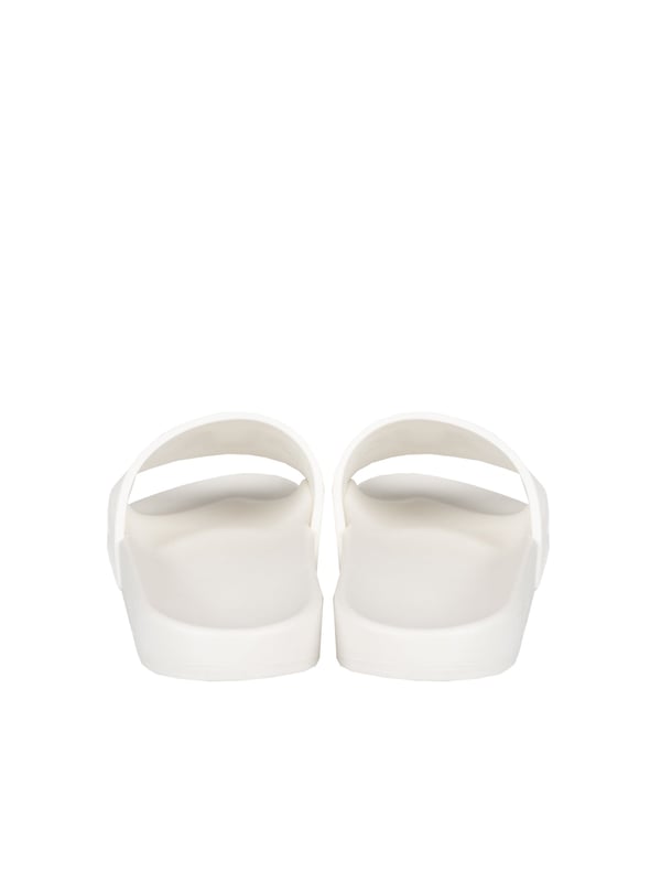 Fácilmente deslizables, estos zapatos son la elección perfecta para quienes valoran la comodidad y la rapidez al vestirse.

En el frente, el nombre de la marca subraya sutilmente el prestigio y la renombre del fabricante, añadiendo elegancia y clase a cada paso.

La suela con logo no solo proporciona excelente adherencia y estabilidad, sino que también añade un toque de estilo que distingue estos zapatos de otros.

La punta redonda hace que los zapatos no solo sean estilosos, sino también extremadamente cómodos, ofreciendo espacio para los dedos y comodidad de uso durante todo el día.

Hechos de material de alta calidad, estos zapatos combinan durabilidad con elegancia, garantizando un uso prolongado y la conservación de un aspecto excelente.

Empaquetados en una caja de la marca, estos zapatos son el regalo perfecto, listo para ser entregado, resaltando la atención al detalle y el carácter lujoso del producto.