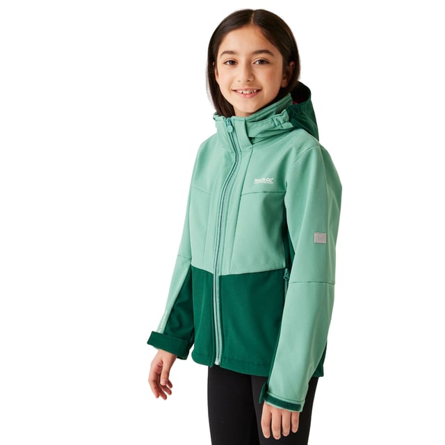 Regatta Kinder/Kids Haydenbury II Soft Shell Jas (Stofgroen/Regenwoud) Stof: Softshell, Stretch, Geweven. Ontwerp: Kleurenblok, Logo. Trim: Reflecterend. Stoftechnologie: Ademend, DWR Finish, Lichtgewicht, Waterdicht, Windbestendig, Winddicht, XPT. Halslijn: Kapitein. Mouwtype: Met lange mouwen. Manchet: Lipje met aanraaksluiting. Zip Guard. Eigenschappen van de kap: Afneembare kap, Elastiek. Zakken: 2 onderste zakken, ritssluiting. Bevestiging: Volledige ritssluiting. 10000g/m²/24hrs. Zoom: verstelbaar, zoom met schokkoord. Duurzaamheid: Gemaakt van gerecycled materiaal. 15-16 jaar: 36 in. 7-8 jaar: 26 in. 14 Jaar: 33 in. 13 Jaar: 32 in. 11-12 jaar: 31 in. 9-10 jaar: 28,5 in. 3-4 jaar: 22,5 in. 5-6 jaar: 24 in.