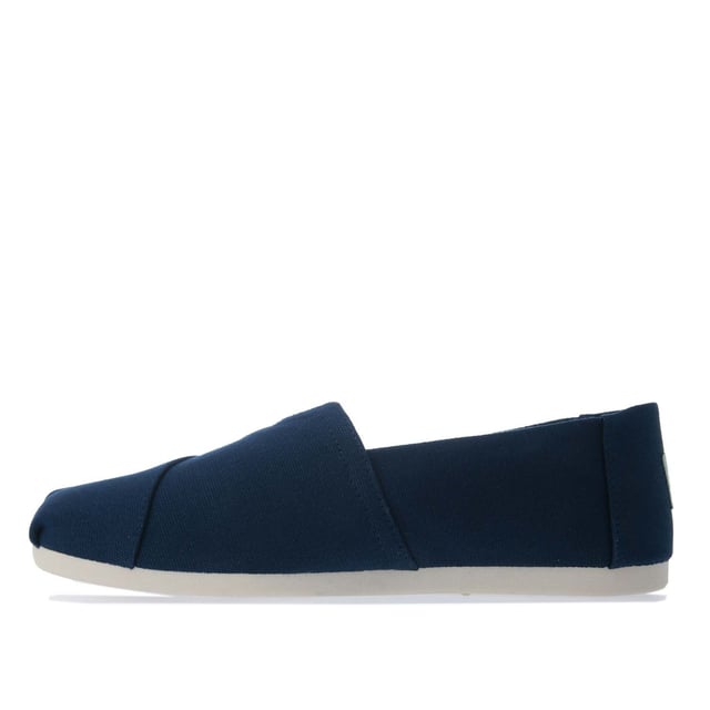 Herren Toms Recycled Cotton Alpargata Espadrille Pumps in navy.- Obermaterial aus recycelter Baumwolle und Decksohle aus 50% recycelter Baumwolle.- Zehennaht und elastisches V für einfaches An- und Ausziehen.- Klassisches Alpargata-Design.- Futter aus Canvas mit Chevron-Muster.- Maßgeschneiderte Einlegesohlen aus 50% Öko-Inhalten, einschließlich recyceltem PU-Schaum.- Strapazierfähige, flexible Laufsohle, die direkt mit der Direct Injected TPR-Konstruktion verbunden ist. Strapazierfähige, flexible Laufsohle, die über eine Direct Injected TPR-Konstruktion direkt mit dem Obermaterial verbunden ist und so für eine nahtlose Passform sorgt.- Toms-Branding an der Seite und hinten an der Ferse.- 100% vegane Konstruktion.- Obermaterial aus Textil Innenfutter aus Textil und Synthetik Sohle.- Ref.: 10017660
