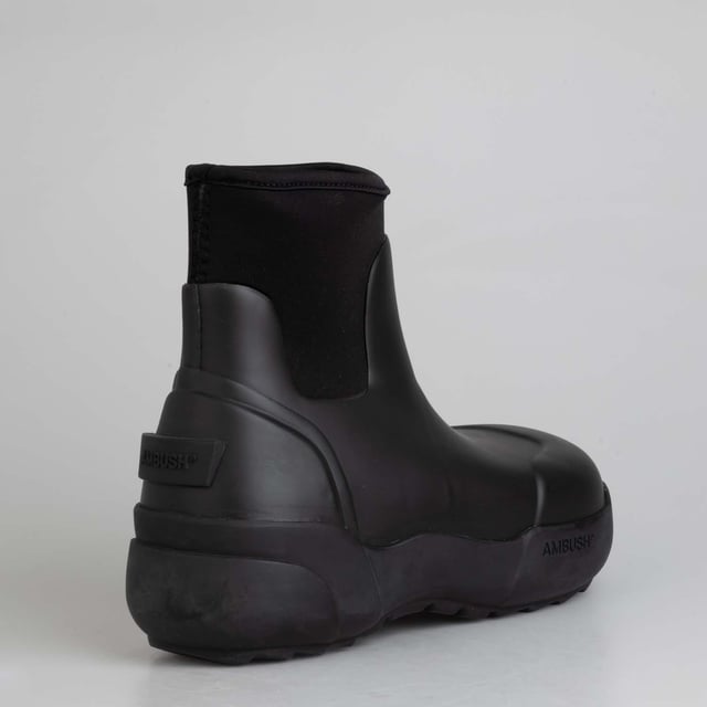 Ambush Rubber Boots in in black.- Rubber upper.- Pull on design.- AMBUSH logo detailing at the back and side.- Square toe.- Chunky rubber sole.- Ref: BWIE0030011000