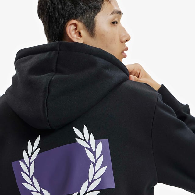 Especificaciones: Sudadera confeccionada en tejido mezcla de poliéster y algodón, capucha ajustable con cordón, puños y bajo de canalé. Pequeña corona de laurel bordada en color morado en el pecho y bolsillo canguro en la parte delantera. Llamativo estampado de la icónica corona de laurel en la espalda Corte: Regular El modelo lleva la talla: M Altura del modelo: 180 cm