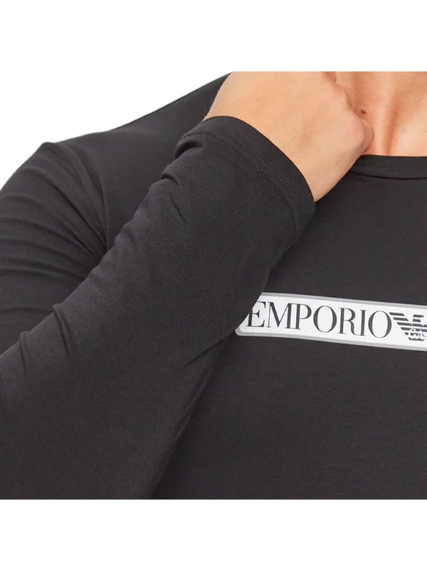 Deze EMPORIO ARMANI shirts zijn gemaakt van een katoenmix. Ze zitten comfortabel dankzij de zachte katoenen jersey. De ronde hals en logo's zijn echte blikvangers.