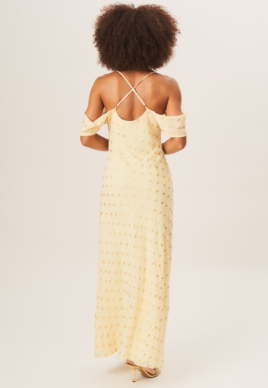 La elegancia se une a la comodidad con nuestro vestido largo metalizado con mangas caídas y cuello vuelto. El rico color negro, el diseño de cuello vuelto y las mangas caídas brindan el equilibrio perfecto entre moda y comodidad. Siéntete segura y elegante en cualquier evento con este vestido imprescindible.
