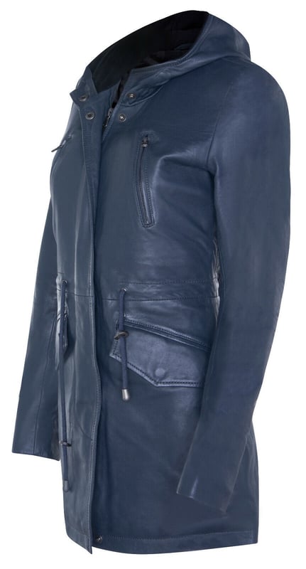 Experimente la sofisticación y la calidez con esta elegante chaqueta de invierno. Su diseño exterior rezuma un encanto refinado, ideal para quienes buscan elegancia en climas fríos. En el interior, un acogedor forro con patrón de cuadros garantiza calidez y comodidad, complementado con una cinturilla para mayor comodidad. La cremallera frontal está oculta debajo de una bragueta abotonada, lo que contribuye a una estética limpia y pulida. Aspectos destacados del diseño: confeccionada con 100 % piel de napa ultra suave de primera calidad para una calidad y comodidad excepcionales. Equipada con un cierre de cremallera YKK oculto y una capucha ajustable para una mayor protección contra los elementos. Cuenta con cuatro bolsillos exteriores con herrajes ocultos, lo que mantiene el aspecto limpio de la chaqueta. Un motivo de cordón en la parte delantera de la chaqueta agrega un toque de estilo y versatilidad. Esta chaqueta combina a la perfección estilo y funcionalidad, lo que la convierte en una excelente opción para quienes priorizan tanto la sofisticación como la calidez en su atuendo de invierno. Realce su guardarropa de invierno con esta pieza excepcional.