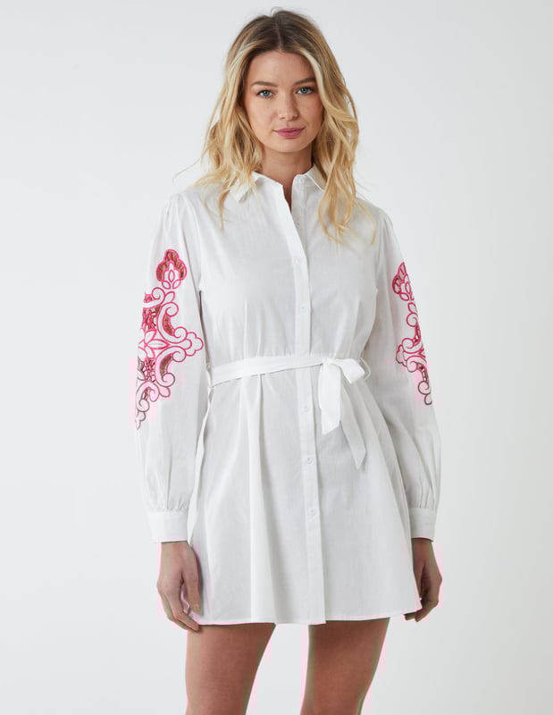 The ultimate day to day sleeve cut out tunic your wardrobe needs this Summer! With a lovely embroidery on the sleeves for an extra glamourous look. 