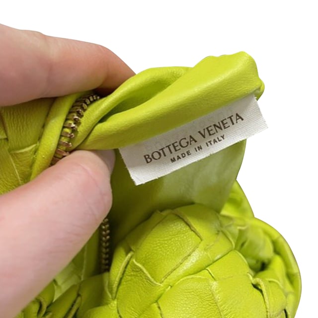 VINTAGE, RRP AS NEW
Chic and Luxurious: Elevate your style with the Bottega Veneta Mini Jodie Handbag in Green Intrecciato Leather, a chic and luxurious accessory that exudes understated glamour. The intricately woven leather in a stunning green color adds texture and dimension to the structured silhouette, while the compact size makes it the perfect statement piece for any outfit. This handbag is a symbol of impeccable craftsmanship and exquisite design.

Bottega Veneta Mini Jodie Handbag in Green Intrecciato Leather
Condition: Very good
Signs of wear: No retail tag, Minor sign of wear or markings., Lightly used but very well maintained. Minor creasing, light worn corners, light scratches.
Packaging: Dust bag
Color: Green
Material: Leather 
Size: One size
Measurements: Width: 30; Height: 130; Length: 240
SKU: NAPPUGBBA371345W