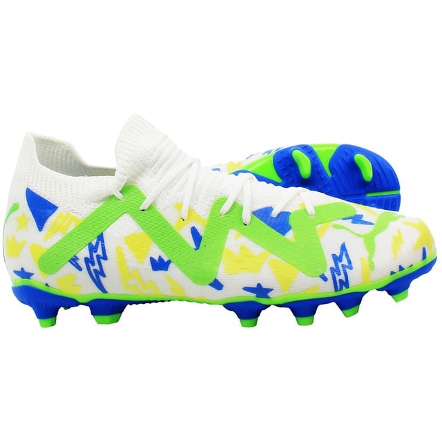 Puma Future Match x Neymar FG/AG Kinderen Witte Voetbalschoenen, een speciale samenwerking tussen Puma en de Braziliaanse voetbalsuperster Neymar Jr. Deze schoenen zijn met veel zorg ontworpen om jonge voetballers uitzonderlijke prestaties en stijl te bieden op zowel stevige ondergrond (FG) als kunstgras (AG).

Belangrijkste Kenmerken:

Samenwerking met Neymar Jr.: De Future Match x Neymar Kinderen Voetbalschoenen zijn ontworpen in samenwerking met Neymar Jr., waarbij zijn kenmerkende stijl en flair in het ontwerp zijn verwerkt. Geïnspireerd door een van de beste voetballers ter wereld, zijn deze schoenen geoptimaliseerd voor prestaties en comfort op het veld.

Veelzijdige Buitenzool: De FG/AG-buitenzool is ontworpen om grip en stabiliteit te bieden op zowel stevige ondergrond als kunstgras. Met strategisch geplaatste noppen en groeven levert deze zool optimale grip en wendbaarheid, waardoor jonge spelers zich naadloos kunnen aanpassen aan verschillende veldomstandigheden.

DynamicFit Bovenwerk: Ontworpen met Puma's DynamicFit-technologie, hebben deze schoenen een bovenwerk dat uitzonderlijke lockdown en stabiliteit biedt. Dit zorgt voor nauwkeurige respons en wendbaarheid tijdens snelle bewegingen op het veld, waardoor jonge spelers het vertrouwen hebben om elke uitdaging aan te gaan.

GripControl Technologie: Geïntegreerd in het bovenwerk, verbetert Puma's GripControl-technologie het balbeheer en de controle, waardoor jonge spelers de bal kunnen behouden en nauwkeurige passes en schoten met gemak kunnen uitvoeren. Of het nu in natte of droge omstandigheden is, deze schoenen bieden betrouwbare grip en controle.

Samengevat combineren de Puma Future Match x Neymar FG/AG Kinderen Witte Voetbalschoenen top-prestaties met Neymar Jr.'s kenmerkende stijl om jonge atleten in staat te stellen te stralen op het veld. Ervaar ongeëvenaard comfort, wendbaarheid en controle met elke stap, en laat de volgende generatie voetbaltalenten hun potentieel ontplooien.