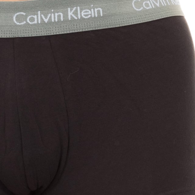 Pack-3 Bóxer Calvin Klein.
Color Negro-cinturilla multicolor
Cinturillas de goma elástica con el nombre de la firma bordado consecutivamente.
Tejido cómodo y transpirable.
Frontal anatómico, con capacidad de sujetar sin apretar.
Corte del bajo con acabado acanalado. 
Costuras vistas a tono.

Composición:  95% Algodón, 5% Elastano

 Instrucciones de lavado:
-Lavar a temperatura máx. 40ºC.
-No usar lejía.
-Admite lavado en seco.
-Permite utilizar secadora.
-Planchar a temperatura máx. 130ºC.