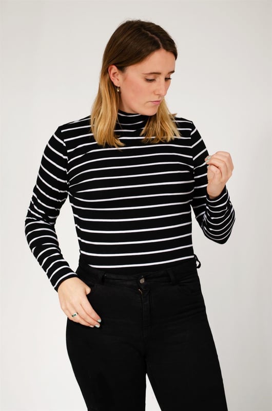 Stay cosy in sleek stripes with this cotton-rich top. Fitted shape, with long sleeves and a funnel neck to lock in warmth. Added stretch gives extra comfort. Made from responsibly sourced cotton.
Fit: Regular, Sizing: As expected