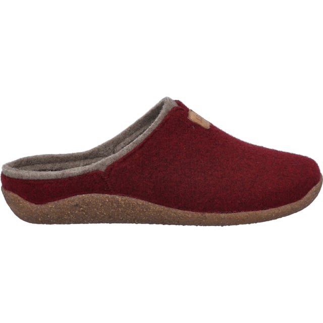 Descubra el mundo de las comodidades hogareñas con Vinny 01, la zapatilla en burdeos-combi de JOSEF SEIBEL, que combina tradición y diseño moderno. Este zapato de mujer, fabricado en el probado estilo Strobel, ofrece una combinación única de empeine y entresuela exterior que impresiona por su estabilidad y durabilidad. Con su parte superior de fieltro y la innovadora combinación de suela de TR y corcho, Vinny 01 es sinónimo de sostenibilidad y resistencia al deslizamiento. La suela beige se integra armoniosamente en el conjunto y realza el cálido color rojo. Gracias a la plantilla textil extraíble, esta zapatilla no sólo ofrece la posibilidad de utilizar su propia plantilla ortopédica, sino también un nivel inigualable de comodidad y flexibilidad. Ideal para las actividades de ocio en casa, Vinny 01 le invita a disfrutar de momentos de relax. Ya sea leyendo un libro o disfrutando de una velada acogedora con la familia, este zapato es el compañero perfecto para las mujeres que valoran la calidad y el bienestar. Como parte de la colección Relax, conocida por su ajuste garantizado y su calidad de primera clase, Vinny 01 representa la filosofía de JOSEF SEIBEL de moda lenta en lugar de moda rápida. Experimente la diferencia con un zapato que no sólo impresiona por su especial método de fabricación, sino también por su atractivo diseño y funcionalidad.