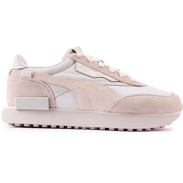 Un básico perfecto y moderno de Puma, las zapatillas de deporte de moda estilo running Future Rider presentan todas las características de los diseños retro legendarios, como las líneas limpias y la construcción robusta, pero añaden detalles contemporáneos y una suela gruesa. Inspiradas en la herencia pero vanguardistas, estas zapatillas elegantes y con estilo impresionarán.