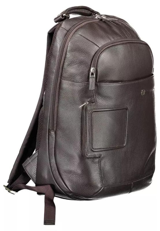 Mochila de nailon marron.
  Disenado para hombres.
  Un asa y correas ajustables para los hombros.
  Tres bolsillos externos y un bolsillo interno.
  Espacio interno para el portatil y el portalapices.
  Cierre de cremallera.
  Logotipo para un toque de lujo.