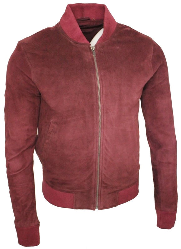 Invierte en un estilo atemporal con esta elegante y moderna chaqueta de cuero confeccionada en gamuza de cabra suave como la mantequilla. Esta chaqueta retro tiene dobladillos y puños elásticos y también un cierre frontal con cremallera para brindar un ajuste más cómodo. Dale el toque final perfecto a tus looks casuales y combina este estilo con jeans y zapatillas altas