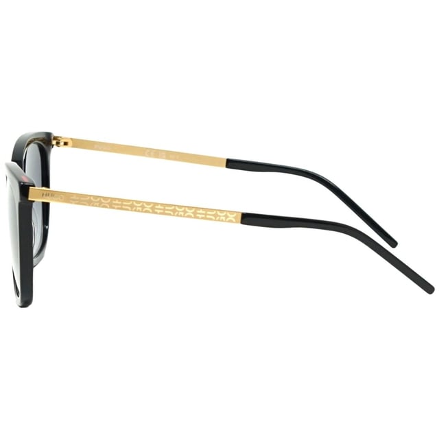 Hugo Boss HG1080/S CR GY 807 Schwarze Sonnenbrille. Machen Sie den Neid Ihrer Freunde und Kollegen mit der schwarzen Sonnenbrille von Hugo Boss! Diese stilvolle Sonnenbrille bietet einen klassischen und doch modernen Look, der jedem Outfit einen Hauch von Raffinesse verleiht. Die schwarze Sonnenbrille von Hugo Boss bietet verbesserte Haltbarkeit und maximalen Komfort. Holen Sie sich einen coolen, selbstbewussten Look mit der schwarzen Sonnenbrille von Hugo Boss! Schwarze Sonnenbrille von Hugo Boss, Linsenbreite = 54 mm, Nasenstegbreite = 13 mm, Bügellänge = 135 mm. Sonnenbrillenetui mit Markenlogo und Reinigungstuch im Lieferumfang enthalten. 100 % Schutz vor UVA- und UVB-Sonnenlicht und entspricht der britischen Norm EN 1836:2005. Hugo Boss HG1080/S CR GY 807 Schwarze Sonnenbrille
