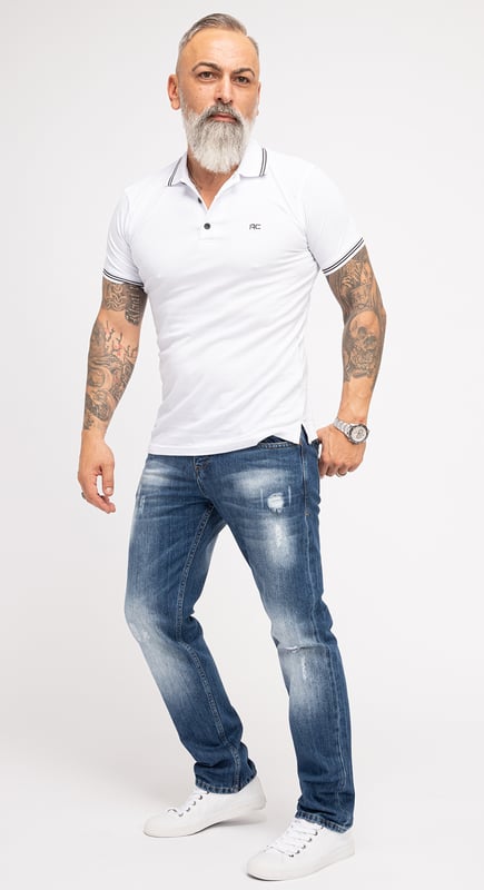 Die Jeans ist ein echter Stilklassiker, die zu nahezu jeder Gelegenheit getragen werden kann. Die Trendmarke "Indumentum" präsentiert Ihnen eine große Auswahl an modernen Herren Jeans, die für Freizeit, Alltag und Büro infrage kommen. Entdecken Sie verschiedene Designs, unterschiedliche Passformen und stylische Waschungen. Die Herren Jeans von "Indumentum" sind sehr bequem, sehen dabei gut aus und bieten eine hervorragende Qualität, sodass Sie lange Ihre Freude daran haben werden. Indumentum bietet Herren Jeans auch in großen Größen, sodass es für jeden Typ Mann das passende Modell gibt. Darüber hinaus können Sie sich zwischen diversen Passformen entscheiden.