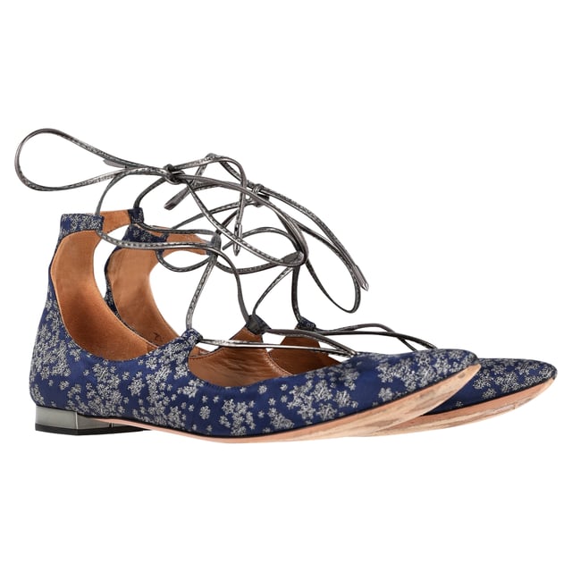 VINTAGE, RRP AS NEW
Indulge in sophisticated charm with the Aquazzura Christy Ballet Flats in Floral Navy Blue Leather. Crafted from luxurious navy blue leather adorned with floral patterns, these flats offer a blend of elegance and whimsy. The iconic lace-up design and pointed toe silhouette create a flattering and feminine look, perfect for both casual outings and special occasions.

Aquazzura Christy Ballet Flats in Floral Navy Blue Leather
Condition: Very good
Signs of wear: Include Box., Minor markings, Lightly used but very well maintained. Minor mark at soles & creasing, light scuffing at the soles and heels.
Packaging: Box, Dust bag
Color: Blue | navy blue
Material: 
Size: EU/IT40, US10, UK8
Measurements: Insole length: 310
SKU: NAPPUGBSH370340W