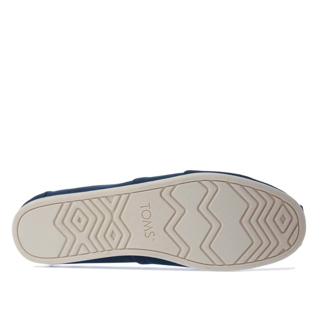 Herren Toms Recycled Cotton Alpargata Espadrille Pumps in navy.- Obermaterial aus recycelter Baumwolle und Decksohle aus 50% recycelter Baumwolle.- Zehennaht und elastisches V für einfaches An- und Ausziehen.- Klassisches Alpargata-Design.- Futter aus Canvas mit Chevron-Muster.- Maßgeschneiderte Einlegesohlen aus 50% Öko-Inhalten, einschließlich recyceltem PU-Schaum.- Strapazierfähige, flexible Laufsohle, die direkt mit der Direct Injected TPR-Konstruktion verbunden ist. Strapazierfähige, flexible Laufsohle, die über eine Direct Injected TPR-Konstruktion direkt mit dem Obermaterial verbunden ist und so für eine nahtlose Passform sorgt.- Toms-Branding an der Seite und hinten an der Ferse.- 100% vegane Konstruktion.- Obermaterial aus Textil Innenfutter aus Textil und Synthetik Sohle.- Ref.: 10017660