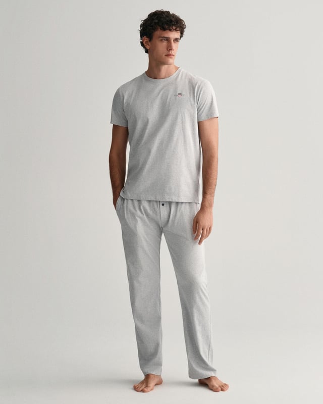This GANT pyjama T-shirt is crafted from 100% cotton and cut for a regular fit. It features a medium-sized GANT shield graphic printed at the chest.

Regular fit
GANT graphic printed at the chest
Wash with similar colours.

 Cotton 100% 

902339008
 
 