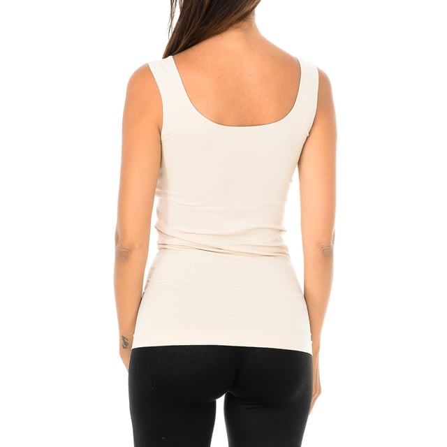Camiseta de tirantes Empire.
Color Piel
Confeccionada en micro-fibra de calidad.
Cuello redondo.
Tejido muy elastico y ligero.
Puños con acabado acanalado.
Sin costuras.

Composición:
- 92% Poliamida.- 8% Elastano.

Cuidados:
- Lavar a temperatura máx.30º.
- No usar lejía.
- No usar secadora.
- No planchar.
- No lavar en seco.