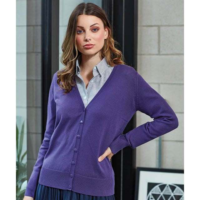 Dames vest met lange mouwen en V-hals. Zacht gevoel/katoenrijk garen. Fijnmazige breiwerk. Knoopsluiting. 7 knoopsluiting. Eigentijdse styling. Ingezet in mouwen. 40°C Huishoudelijk wassen. Borstomvang 8 - 31,5, 10 - 33, 12 - 34,5, 14 - 36, 16 - 38, 18 - 39,5, 20 - 41, 22 - 42,5, 24 - 44. Stof: 55% Katoen 45% Acrylgewicht: 12 Gauge Knit.