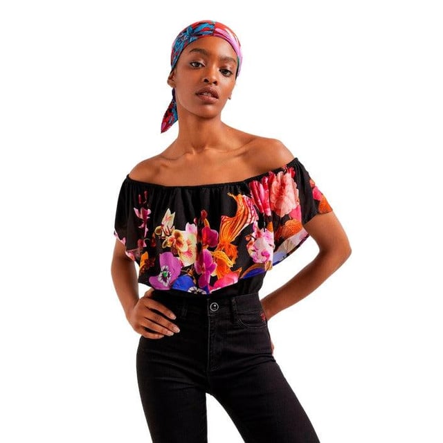 Marca: Desigual  
Género: Mujeres  
Tipo: Top sin mangas  
Temporada: Primavera/Verano  

DETALLE DEL PRODUCTO  
• Color: negro  
• Patrón: floral  
• Mangas: sin mangas  

COMPOSICIÓN Y MATERIAL  
• Composición: -3% elastano -11% poliamida -86% viscosa  
• Lavado: lavar a máquina a 30°