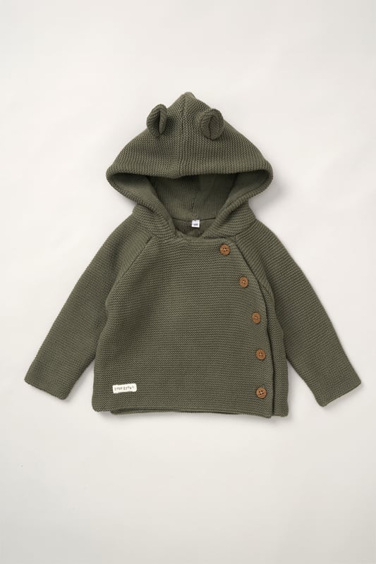 Homegrown's organic cotton hooded wrap cardigan is crafted for comfort and sustainability. Featuring button fastening and cute bear ears on the hood, this cosy, breathable cardigan is gentle on delicate skin and perfect for any season.