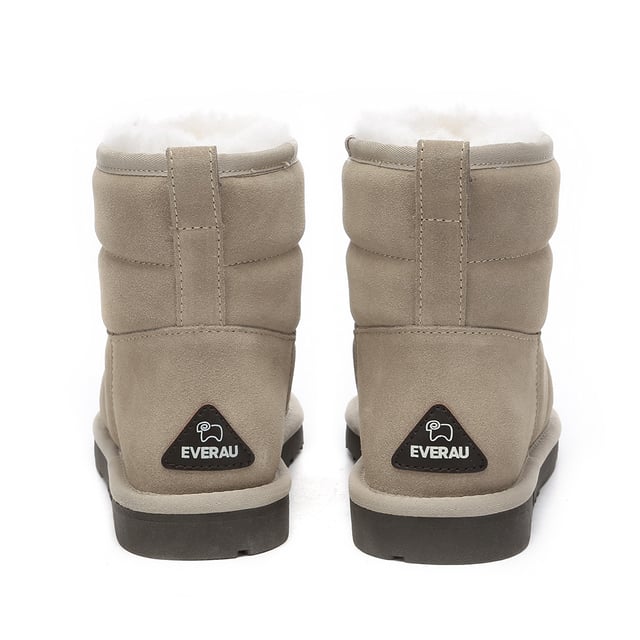 EVER AU Mini botas de mujer-THORNBILL Las Mini Botas Thornbill están confeccionadas con lana australiana, conocida por su suavidad, calidez y durabilidad. La lana tiene una textura natural similar a una nube y está forrada de vellón para mayor calidez y comodidad. El zapato también cuenta con un forro de malla transpirable, una plantilla de espuma con memoria de látex para mayor comodidad y soporte, y una suela de TPR para mayor durabilidad y tracción. El Thornbill también está forrado con cuero de vaca natural para una sensación de lujo. Descripción: Parte superior de gamuza Forro cálido de lana de piel de oveja Plantilla de lana de piel de oveja suave TPR Únicas Tecnologías: Agua & Parte superior resistente a las manchas Suela exterior antideslizante