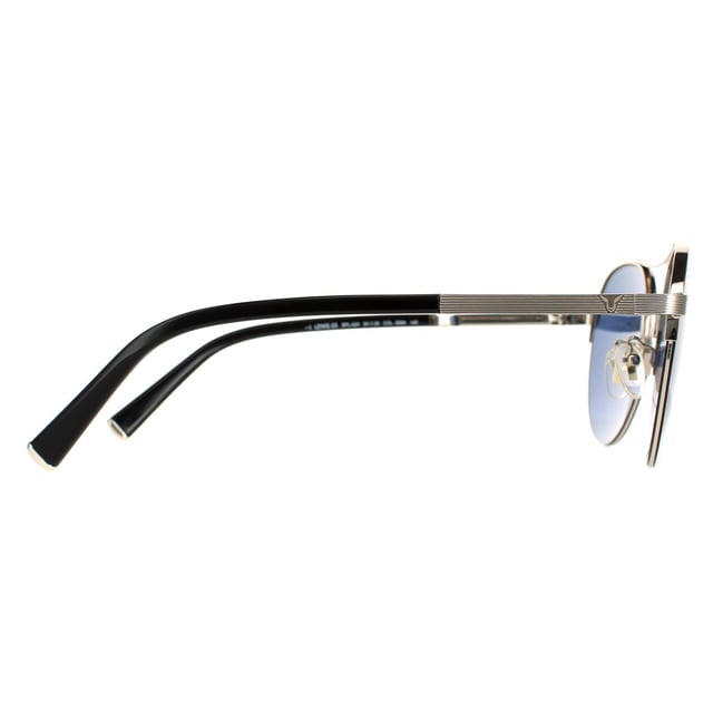 Las gafas de sol Police Aviator Men's Shiny Light Gold Blue SPLA24 Lewis 03 son unas elegantes gafas de aviador con lentes redondas, doble puente y montura semi al aire. Las patillas metálicas llevan grabado el logotipo de Police.