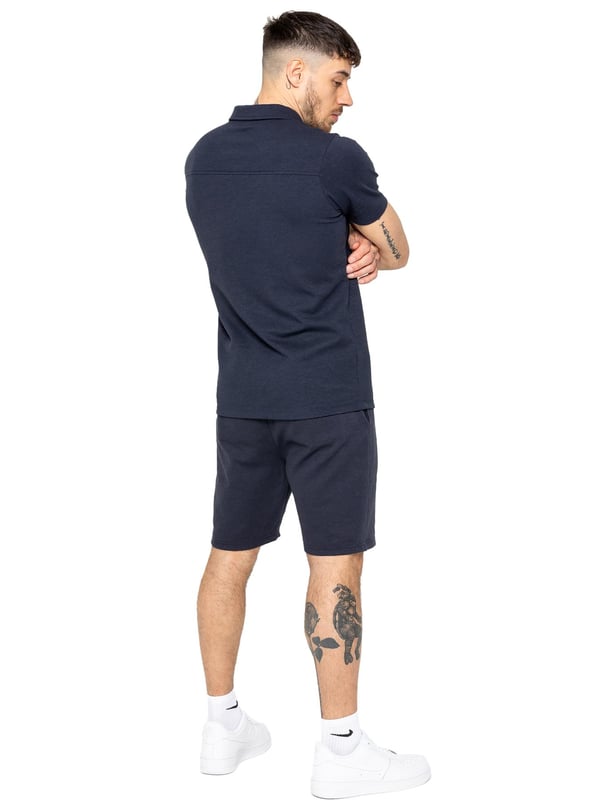 El conjunto de chándal con camiseta polo Enzo Milano está confeccionado con tela de alta calidad, con un dobladillo recto y un cuello abierto para una apariencia refinada. Combinado con los versátiles pantalones cortos stretch Enzo para hombres, el conjunto ofrece comodidad y conveniencia con dos bolsillos laterales, dos bolsillos traseros con ribete, una cintura elástica con cordón ajustable y un detalle de costura delantera.