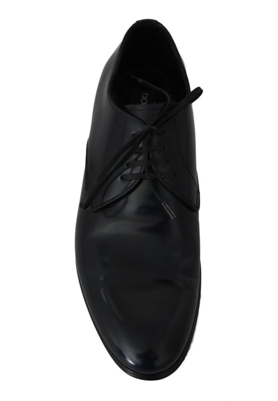 Marca: Dolce & Gabbana.
  Modelo: Vestido derby formal.
  Color: Azul oscuro.
  Material: 100% cuero.
  Suela de cuero y goma.
  Detalles del logotipo.
  Fabricado en Italia.
  Muy exclusivo y de alta artesania.