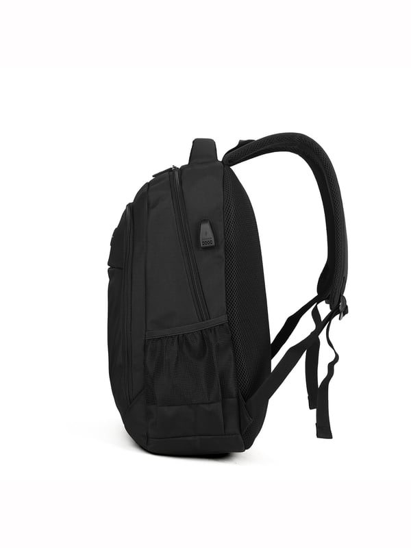 Mochila unisex. El cierre es con cremallera. Los bolsillos internos son uno abierto. Hay tres bolsillos externos con cremallera y dos laterales abiertos. Falta la correa para el hombro. El asa es de tela. Hay un compartimento interno. El material exterior es poliéster. Internamente está forrado en poliéster. Medidas: 49x37x17 cm. Producto de moda