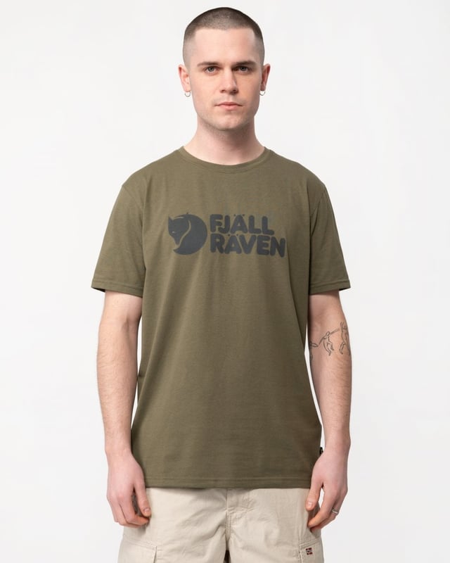 Men’s Fjällräven Logo T-shirt
Short-sleeved t-shirt in a sustainable jersey knit that combines the softness of organic cotton with the functionality and durability of recycled polyester. Wicks away moisture and dries quickly, making it extra comfortable in warm climates. Round neckline and printed with the Fjällräven logo on the front.

 Lightweight and quick drying in warm climates.
 60% organic cotton, 40% recycled polyester.
 Printed with the Fjällräven logo on the front.
 Round neckline.
60% cotton (organic), 40% polyester (recycled)
Organic cotton, Recycled polyester, Produced without PFCs
Regular Fit
Lightweight, Quick-drying, Channels moisture
40°C mild process
do not dry clean
do not tumble dry
do not bleach
iron 1 dot - Max 110°C
do not use fabric softener, wash with similar colours

F87310