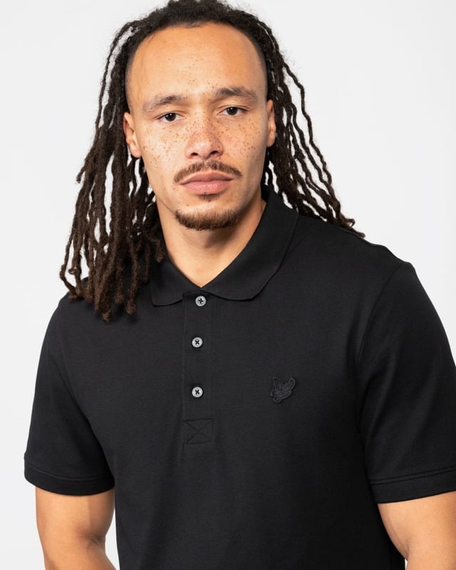 Polo Lyle & Scott en negro azabache, logotipo de la marca bordado en el pecho izquierdo, polo liso, color negro azabache, polo liso, cierre de botones, terminaciones de mangas elasticas, 97 % algodon, 3 % elastano, estilo: SP400TON Z865