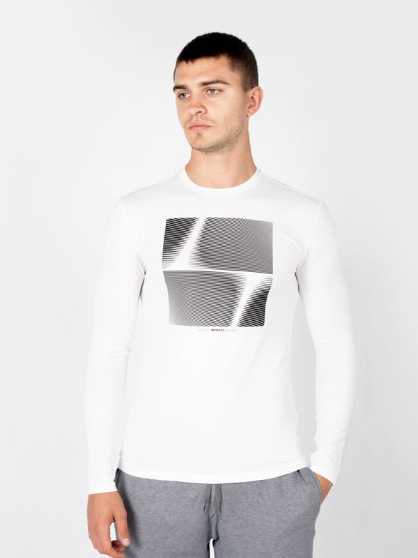 Esta camiseta clásica se distingue por su elegancia informal, y su corte simple garantiza una apariencia atemporal y comodidad para el uso diario.

Terminada con un elegante escote C-neck, que añade carácter a cualquier conjunto y resalta hermosamente la línea del cuello.

Hazte notar gracias al estampado original en el frente, que atrae miradas y le da a la camiseta un carácter único.

En la nuca, el nombre de la marca impreso testimonia la autenticidad del producto y sutilmente señala tu pertenencia al círculo de conocedores de la marca.

Fabricada con tela de alta calidad que proporciona confort durante todo el día y garantiza durabilidad, incluso después de múltiples lavados.