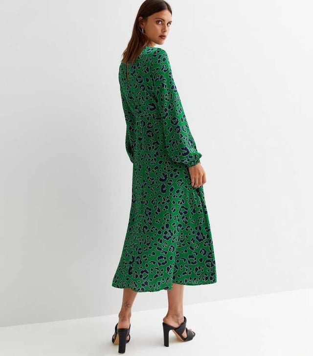 Un vestido midi de té verde con estampado animal como este es esencial en el armario de toda mujer. Con un cuello redondo, un largo escote en la espalda, mangas largas abullonadas, una cintura elástica ceñida y una falda midi con un dobladillo favorecedor y una abertura lateral, este look está completo. Para una ocasión más formal, opta por tacones con tiras, o elige sandalias para un estilo casual y relajado.