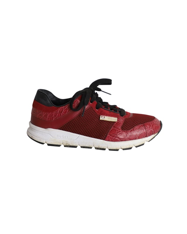 VINTAGE, RRP AS NEW
A vintage Gucci piece with a timeless design, these low-top sneakers feature crocodile-embossed leather panels, a lace-up front fastening, and a bold red hue, making them a hit for any collector. A great everyday sneakers to mix and match with your casual outfits.

Gucci Vintage Croco-Embossed Low-Top Sneakers in Red Leather and Mesh
Condition: Very good
Sign of wear: Moderate wear on the soles, moderate wear on the insoles, stains on the midsoles
Material: Leather and mesh
Color: Red
Size: IT35 / UK2 / US5
SKU: 291291