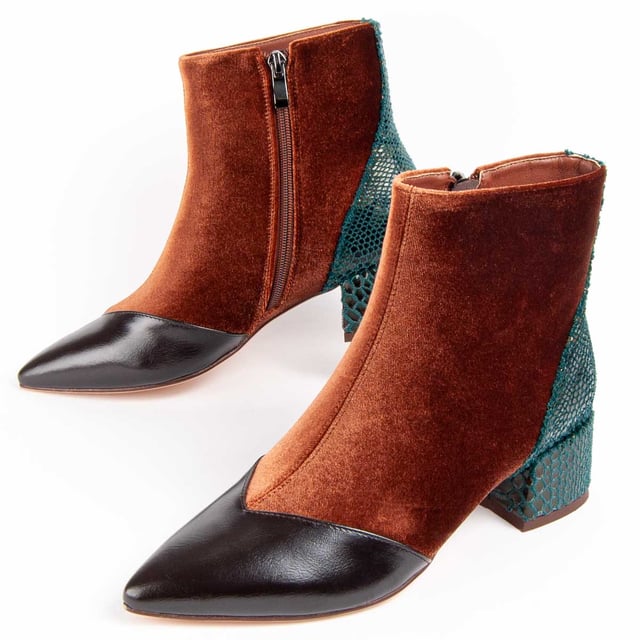 Women's ankle boots with heel. Comfortable fit. Cushioned natural leather insole. Manufactured by other brands for our brand. Approximate measurements: 6 cm heel, 14 cm high and 10 cm wide.
