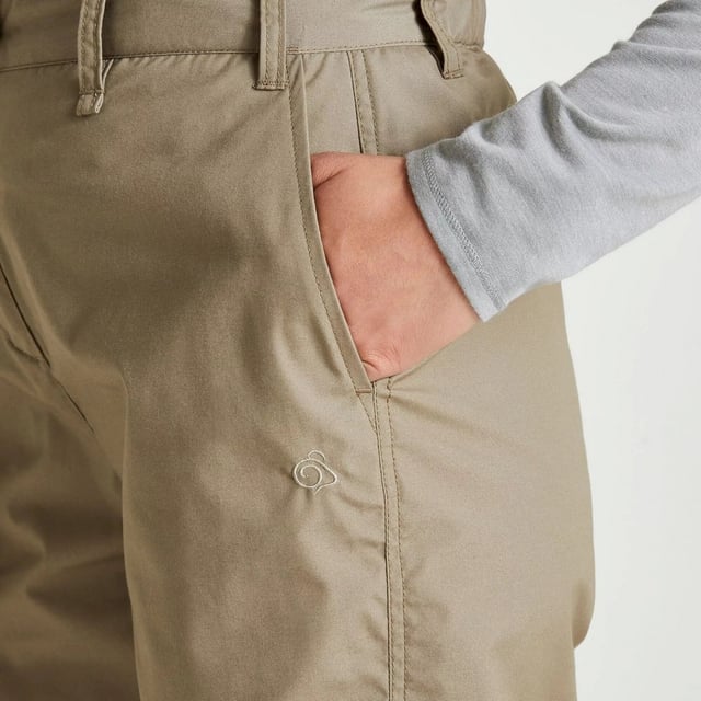 65% Polyester, 35% Katoen. 160 g/m². Ontwerp: Logo. Bevestiging: Knop. Stoftechnologie: anti-insectenbehandeling, DWR afwerking, EcoShield, NosiDefence, PFC vrij, spatwaterdicht.. Riemlussen, Zonbescherming, Ritssluiting. Zakken: 2 zijzakken, 1 opgestikte zak, 1 achterzak. Waistline: Deel Elastiek. Duurzaamheid: Gemaakt van gerecycled materiaal. Zonne-rating: UPF 40+.