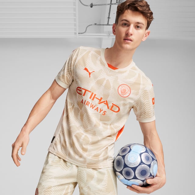 PRODUCT STORY : Defend your goal like Manchester City's finest in this official 24/25 short-sleeved goalkeeper jersey. Lightweight, breathable and cut for action, it features our moisture-wicking dryCELL fabric to keep you feeling cool, comfortable and focused. FEATURES & BENEFITS :  dryCELL: Performance technology designed to wick moisture from the body and keepyou free of sweat during exercise. As part of the RE:FIBRE program, this garment is made of at least 95% recycled material from textile waste and other used materials.  DETAILS :  Regular fit. 170 gsm, Jacquard. Crew neck. Short sleeves. Official team branding.  Our model is 183 cm tall and is wearing size  M UK.