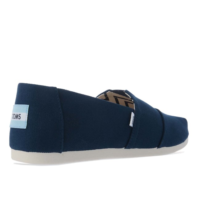 Herren Toms Recycled Cotton Alpargata Espadrille Pumps in navy.- Obermaterial aus recycelter Baumwolle und Decksohle aus 50% recycelter Baumwolle.- Zehennaht und elastisches V für einfaches An- und Ausziehen.- Klassisches Alpargata-Design.- Futter aus Canvas mit Chevron-Muster.- Maßgeschneiderte Einlegesohlen aus 50% Öko-Inhalten, einschließlich recyceltem PU-Schaum.- Strapazierfähige, flexible Laufsohle, die direkt mit der Direct Injected TPR-Konstruktion verbunden ist. Strapazierfähige, flexible Laufsohle, die über eine Direct Injected TPR-Konstruktion direkt mit dem Obermaterial verbunden ist und so für eine nahtlose Passform sorgt.- Toms-Branding an der Seite und hinten an der Ferse.- 100% vegane Konstruktion.- Obermaterial aus Textil Innenfutter aus Textil und Synthetik Sohle.- Ref.: 10017660