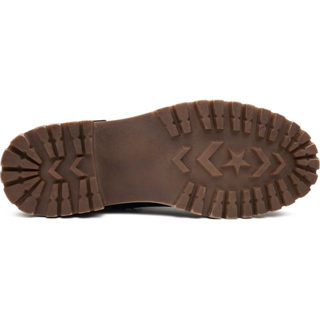 Abraza el estilo motero que llevas dentro con las botas Hyde de Lotus. Estas botas negras de media pantorrilla presentan un diseño rebelde con hebilla y cremallera. Confeccionadas con una parte superior con apariencia de cuero y una suela de goma resistente, prometen durabilidad y estilo. El forro polar garantiza calidez, mientras que la cremallera interior ofrece comodidad. Con un tacón de 4 cm y una suela con tacos, brindan la elevación y el agarre perfectos.