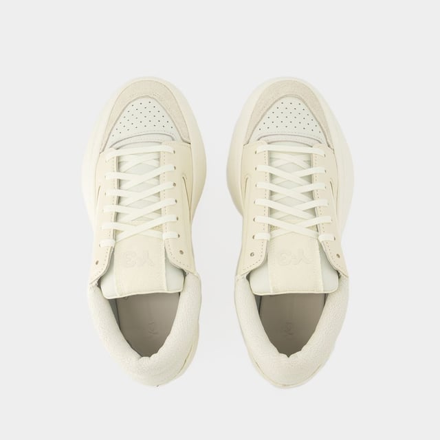 Farben: Beige - Cream White/Off White/Wonder White. Hauptmaterial: Glattes Kalbsleder. Sohlenmaterial: Gummi. Futtermaterial: Baumwolle. Verschluss: Schnürsenkel an der Oberseite. Form der Spitze: rund. Schuhe: größengerecht - Sizing: Europäisch.
