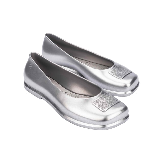 Unleash the inner fashionista with the Melissa Renovao + Marc Jacobs, a newcomer from the acclaimed collab with the celebrated designer. Inspired by ballet flats, it features a metallic finish, and is casual and extremely lightweight. Another highlight is a paint outlined PVC adornment. The style is perfect for any occasion