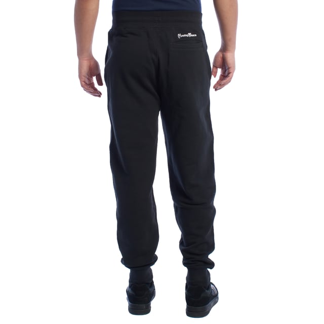 Pantalón de chándal para hombre de La Martina.

Estilo y elegancia se combinan en este pantalón deportivo de La Martina, diseñado para los hombres que buscan comodidad sin renunciar a un diseño exclusivo. 

Detalles:

- Fabricado en algodón de alta calidad, suave y transpirable, para garantizar comodidad durante todo el día.
- Cintura elástica que asegura un ajuste cómodo y seguro en cualquier actividad.
- Bordados exclusivos de La Martina en ambos lados del pantalón, destacando el logotipo y un león rojo icónico que aportan un detalle único y sofisticado.
- Bolsillos laterales amplios y funcionales, ideales para guardar pequeños objetos de manera práctica.
- Bolsillo trasero de ribete con bordado decorativo, combinando funcionalidad y estilo elegante.
- Corte relajado con puños en los tobillos.

Este pantalón deportivo hombre de La Martina es la elección ideal para quienes buscan una prenda que combine confort, diseño exclusivo y detalles únicos como sus bordados distintivos. Perfecto para lucir con estilo en el día a día.
 Composición: 100% Algodón
 Cuidados:
- Lavar máximo a 30°C en ciclo suave.
- No usar lejía ni blanqueadores.
- No secar en secadora.
- Planchar a baja temperatura si es necesario, evitando los bordados.