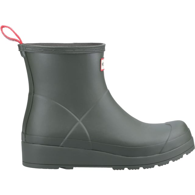 Indem das ikonische Design des Originalstiefels vereinfacht wird, bietet der Play-Stiefel eine dynamische Silhouette mit einer flacheren Plateausohle für maximalen Komfort und Vielseitigkeit. Hergestellt aus hochwertigem Naturkautschuk, ist dieser Gummistiefel zu 100% wasserdicht.
